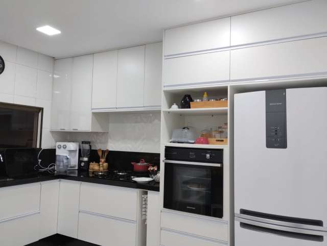 Casa em Lauro de Freitas com 4 suítes, 339m² à venda por R$ 1.299.999,00