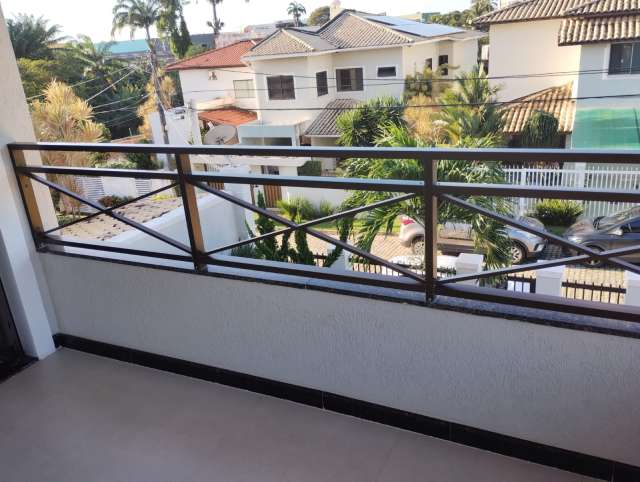 Casa em Lauro de Freitas com 4 suítes, 339m² à venda por R$ 1.299.999,00