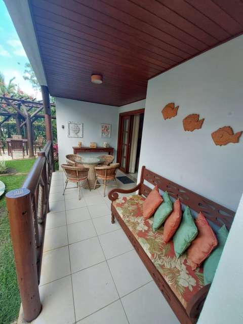 Casa em Praia do Forte com 2 suítes, 76m² à venda por R$ 1.420.000,00