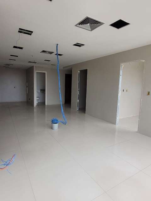 Sala no Mundo Plaza com 101,70 m² para alugar por R$ 7.500,00 - Caminho das Árvores, Salvador/BA  