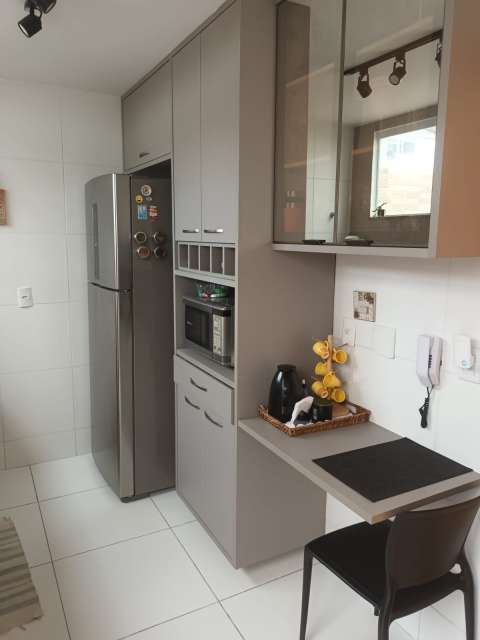 Apartamento em Buraquinho com 3 quartos e 1 suíte, 90m² à venda por R$ 760.000,00